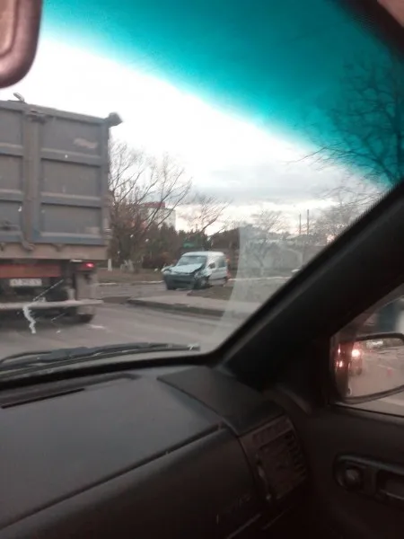 На вулиці Надрічній п'яний водій легковика на великій швидкості врізався у вантажівку — фото 2