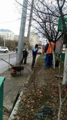 Так і живемо: на Пасічній комунальники зарили електроопору тролейбусної лінії посеред тротуару — фото 1
