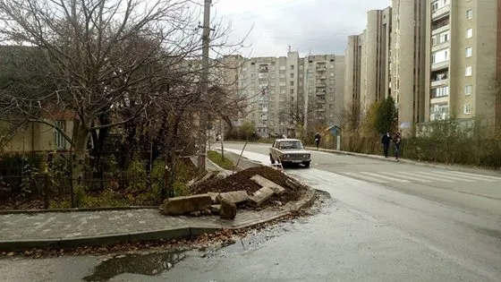 Так і живемо: на Пасічній комунальники зарили електроопору тролейбусної лінії посеред тротуару — фото 3