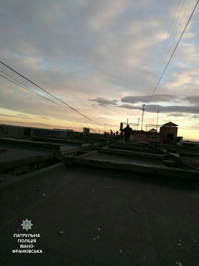 На даху дев'ятиповерхівки на вулиці Івана Павла поліція спіймала 4-х неповнолітніх, які вилізли туди "попити вина" — фото 1