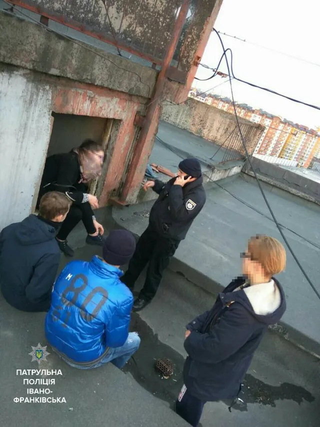 На даху дев'ятиповерхівки на вулиці Івана Павла поліція спіймала 4-х неповнолітніх, які вилізли туди "попити вина" — фото 2