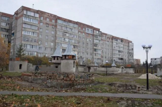 В Івано-Франківську відновлять дитячий майданчик "Фортеця" — фото 1