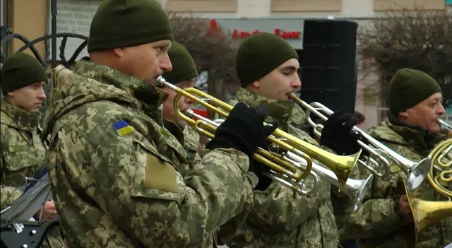 Військовий оркестр з Тернополя агітує в середмісті Івано-Франківська за службу у Збройних силах за контрактом. — фото 1