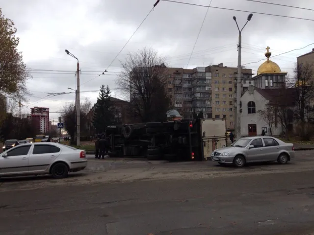 В мережі з'явилося відео того, як на розі вулиць Вовчинецької та Симоненка перекинулася багатотонна вантажівка — фото 1