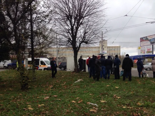 В мережі з'явилося відео того, як на розі вулиць Вовчинецької та Симоненка перекинулася багатотонна вантажівка — фото 2