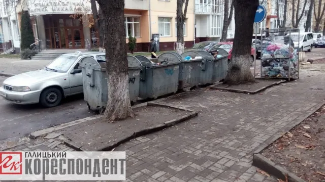Нарешті комунальники прибрали стихійне сміттєзвалище у центрі Івано-Франківська — фото 2
