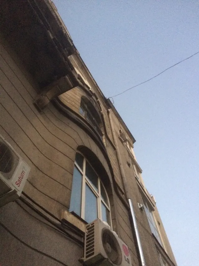 В Івано-Франківську з будинку на голову дівчині впала велика брила льоду — фото 1