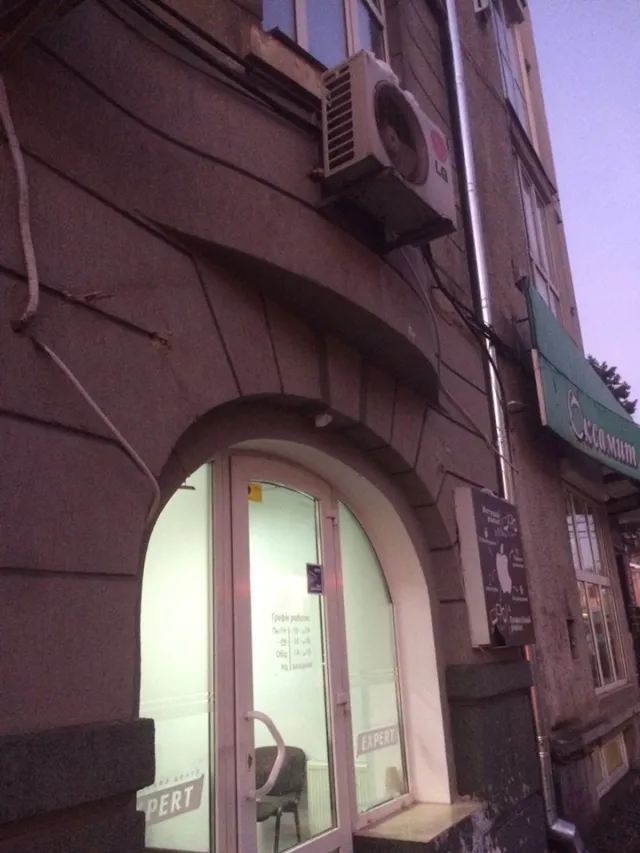 В Івано-Франківську з будинку на голову дівчині впала велика брила льоду — фото 3