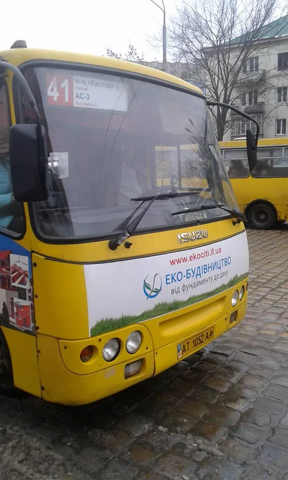 Водій франківської маршрутки затиснув в дверях школяра, який заходив в автобус — фото 1