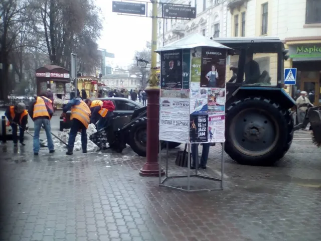 Як комунальники Франківська взялись за вивезення снігу із центру міста — фото 1
