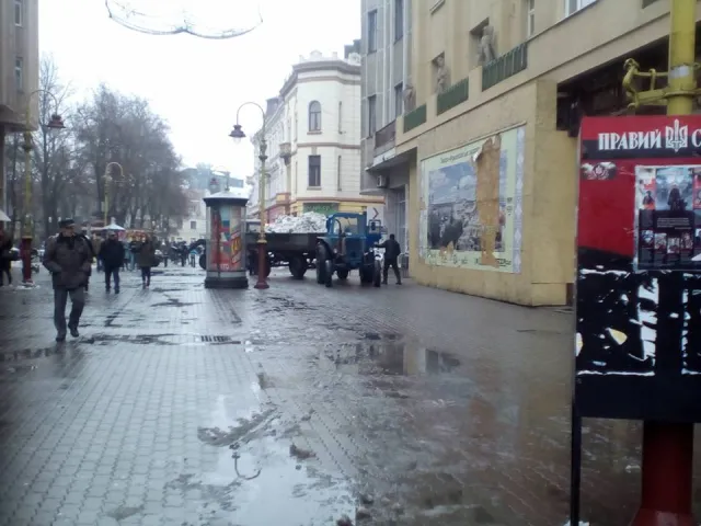 Як комунальники Франківська взялись за вивезення снігу із центру міста — фото 2