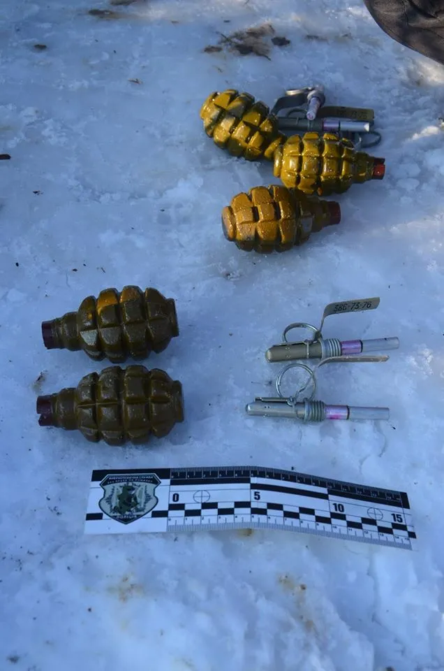 На околиці Івано-Франківська СБУ виявили три схованки зі зброєю та боєприпасами — фото 3