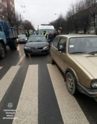На перехресті вулиць Галицька-Пулюя трапилося ДТП за участі пішохода та двох авто, постраждалого госпіталізували — фото 1