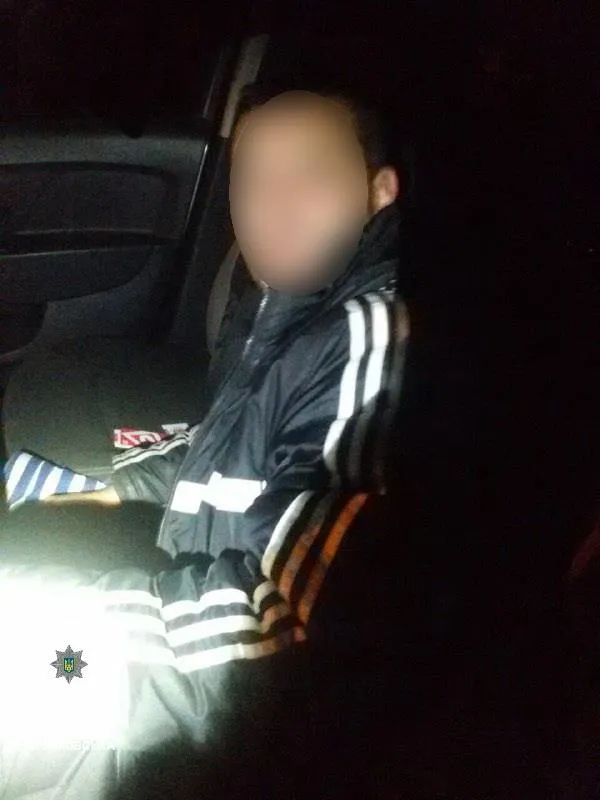 На Тисменицькій на смузі зустрічного руху в автомобілі спали п'яні водій та його пасажир — фото 1