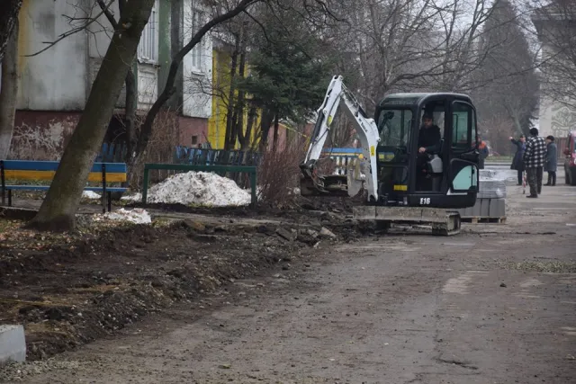 В Івано-Франківську комунальники розпочали благоустрій двора на Хоткевича — фото 1