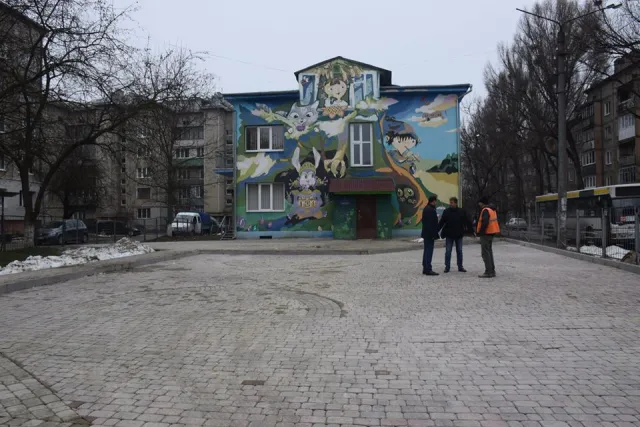 В Івано-Франківську комунальники розпочали благоустрій двора на Хоткевича — фото 2