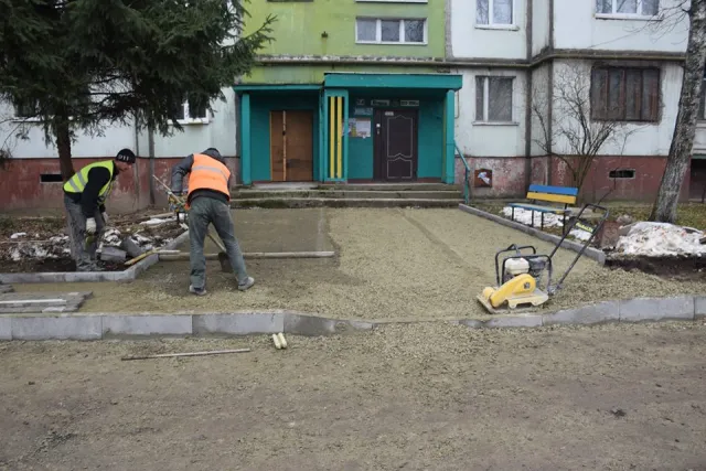 В Івано-Франківську комунальники розпочали благоустрій двора на Хоткевича — фото 3
