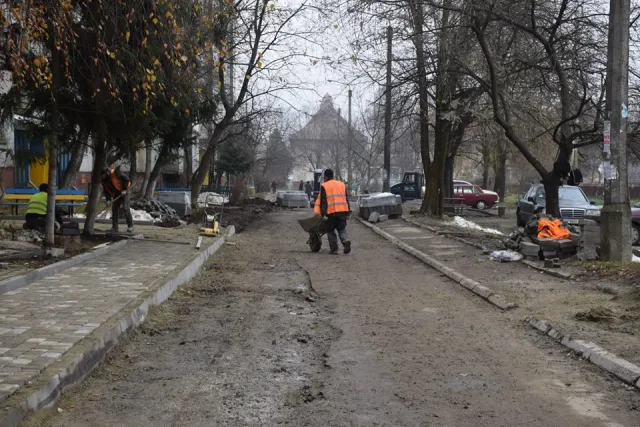 В Івано-Франківську комунальники розпочали благоустрій двора на Хоткевича — фото 4