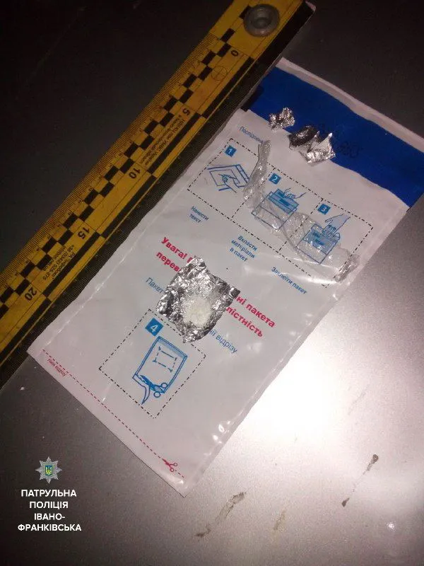 В Івано-Франківську патрульна поліція затримала чоловіка та підлітка зі зброєю та наркотиками — фото 3