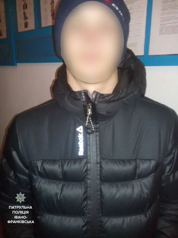 В Івано-Франківську патрульна поліція затримала чоловіка та підлітка зі зброєю та наркотиками — фото 4