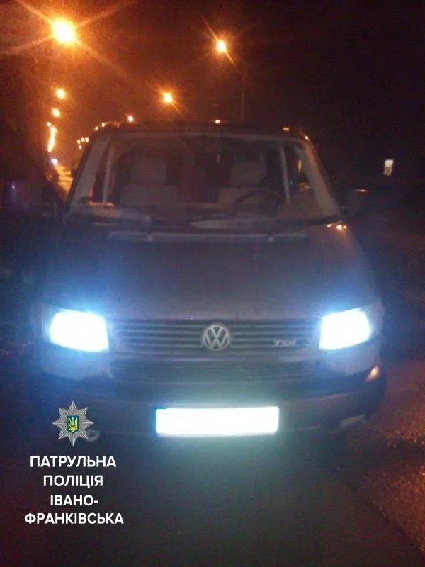 В Івано-Франківську поліція затримала автобус в якому було 50 ящиків фальсифікованого алкоголю — фото 2