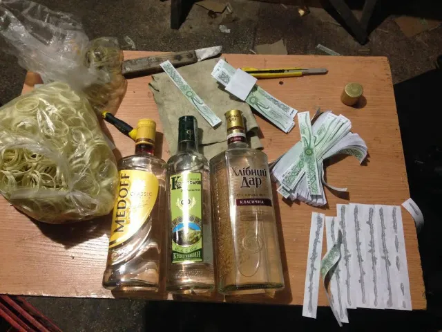 Підпільний цех по виготовленню фальсифікованих алкогольних напоїв виявили на Франківщині — фото 3