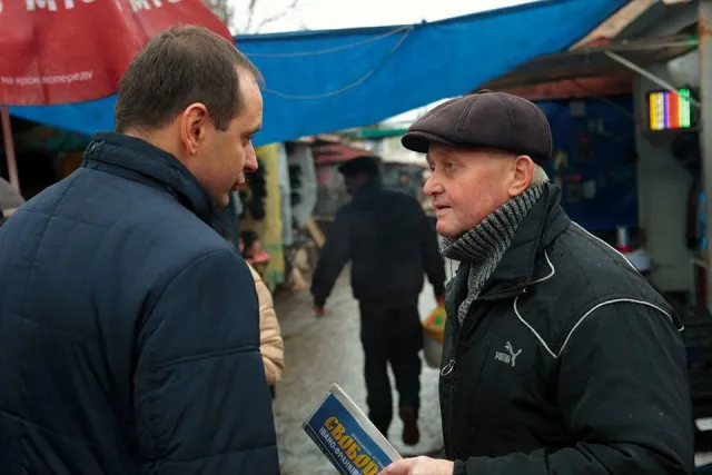 На Новгородській на ринку мер міста Руслан Марцінків говорив про проблеми Франківська — фото 2