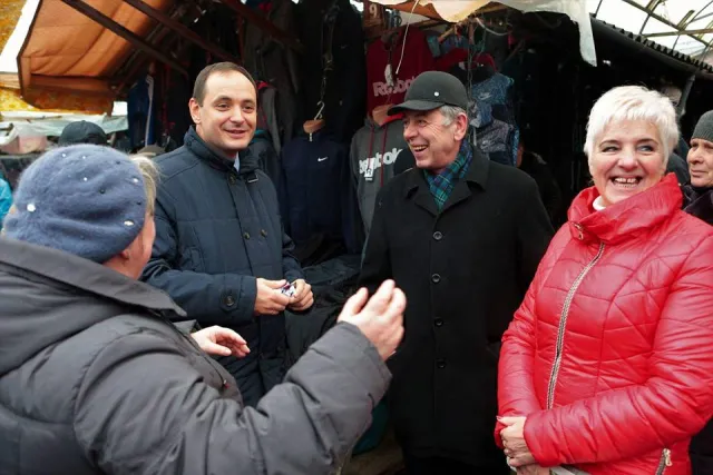 На Новгородській на ринку мер міста Руслан Марцінків говорив про проблеми Франківська — фото 4