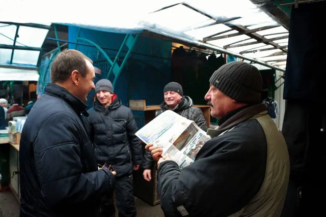 На Новгородській на ринку мер міста Руслан Марцінків говорив про проблеми Франківська — фото 5