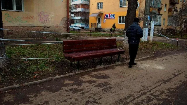 На вулиці Низовій та Північному бульварі встановили нові лавки — фото 1