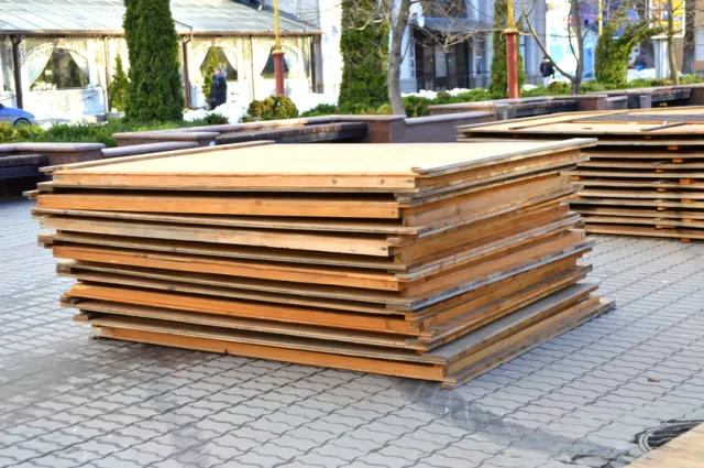 На Вічевому майдані в Івано-Франківську почались роботи з монтажу ярмаркових будиночків — фото 1
