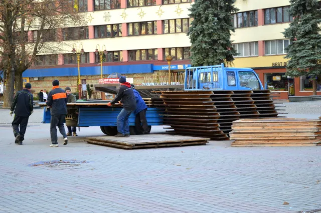 На Вічевому майдані в Івано-Франківську почались роботи з монтажу ярмаркових будиночків — фото 4