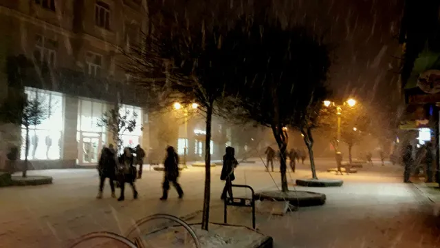 В Івано-Франківську за двадцять хвилин нападало декілька сантиметрів снігу, на дорогах утворилася суцільна ковзанка — фото 2