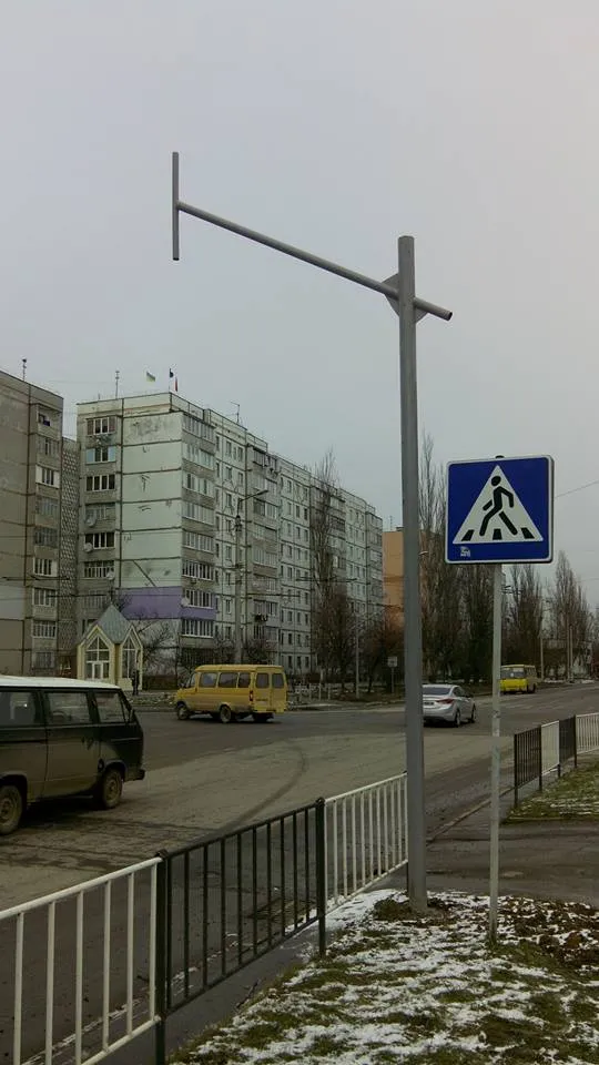 На аварійному перехресті вулиць Миколайчука-Стуса комунальники встановлюють світлофор — фото 1