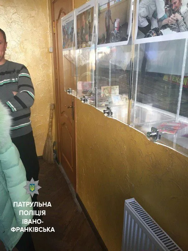 У Франківську чоловік, який просив милостиню, вирішив передати кошти на благодійність — фото 2