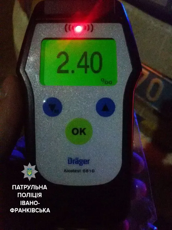 В Івано-Франківську поліція затримала водія, який вночі їхав без увімкнених фар та  був дуже п'яний — фото 1