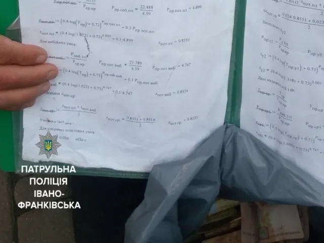 У центрі міста вуличний жебрак просив грошей у перехожих з математичними формулами, а не лікарським діагнозом — фото 3