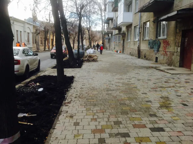 На вулиці Гнатюка проводились роботи з укладення першого шару асфальту — фото 1