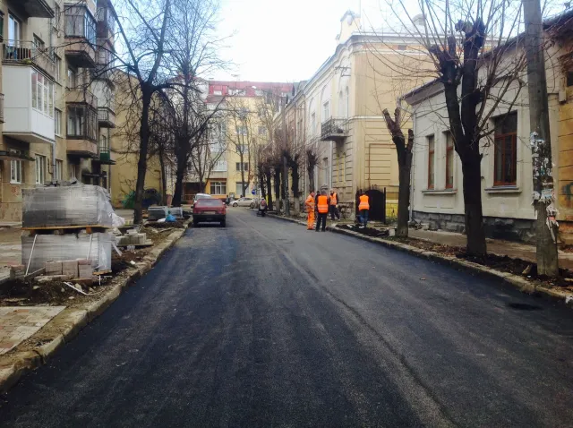 На вулиці Гнатюка проводились роботи з укладення першого шару асфальту — фото 2