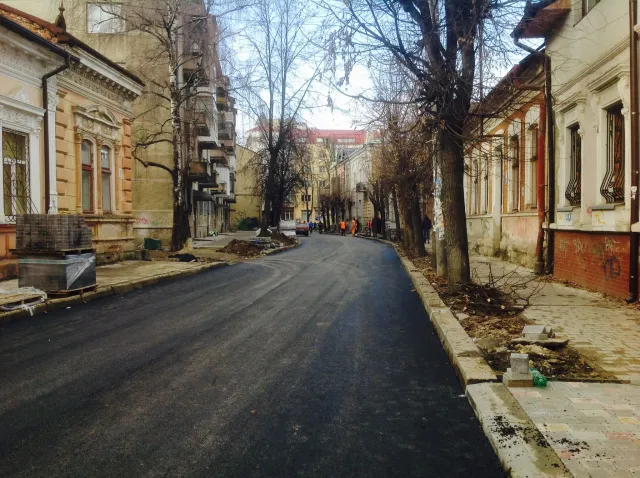На вулиці Гнатюка проводились роботи з укладення першого шару асфальту — фото 3