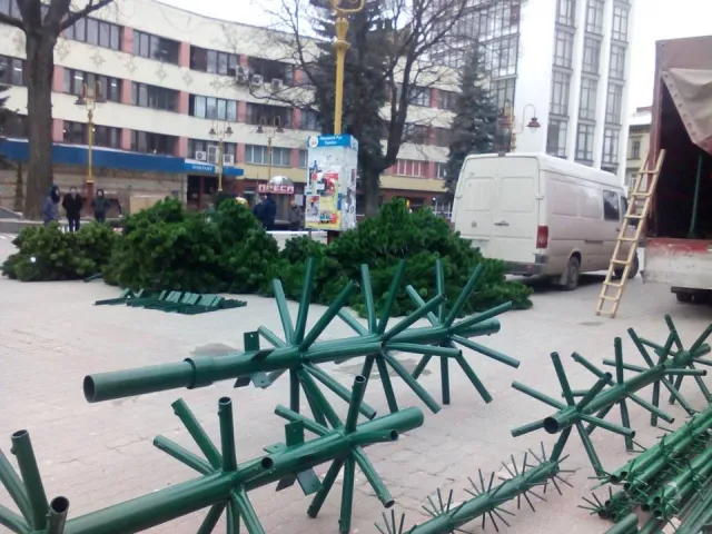 Завтра в Івано-Франківську на головній красуні міста встановлять 3D-ілюмінацію — фото 10