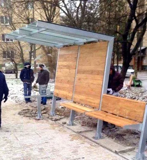 В Івано-Франківську на Набережній почали встановлювати зупинки громадського транспорту нового зразка — фото 1