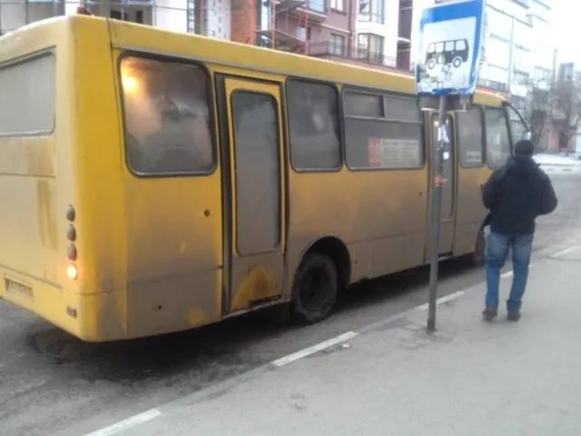 У Франківську провели рейдову перевірку транспортних засобів, які обслуговують міські автобусні маршрути. Порушників є аж шість. — фото 2