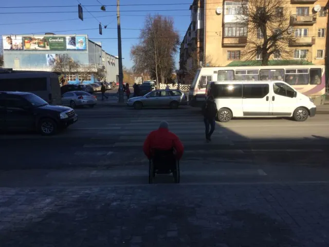 На зупинці навпроти кінотеатру "Космос" комунальники забули облаштувати понижений з'їзд — фото 1