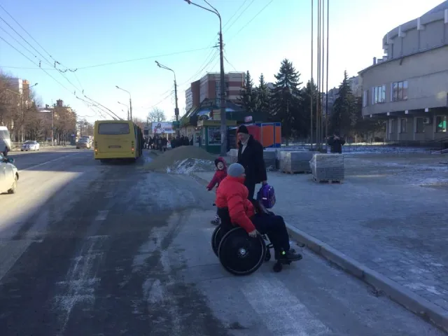 На зупинці навпроти кінотеатру "Космос" комунальники забули облаштувати понижений з'їзд — фото 2