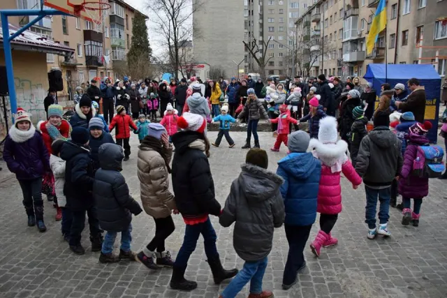 На вулиці Бандери відкрили новий дитячий майданчик — фото 1