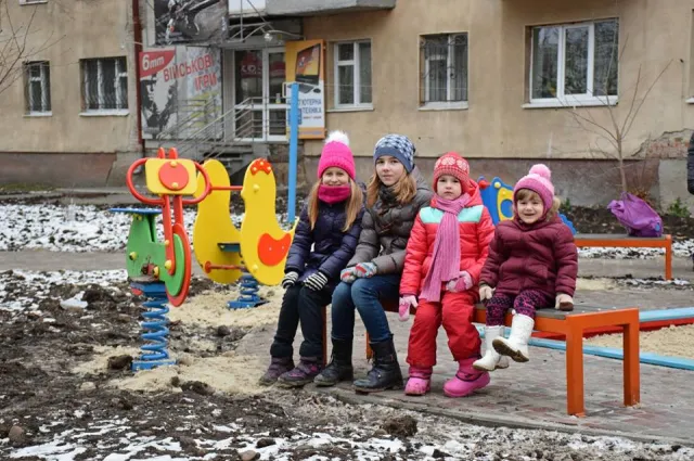 На вулиці Бандери відкрили новий дитячий майданчик — фото 2