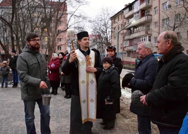 На вулиці Бандери відкрили новий дитячий майданчик — фото 3