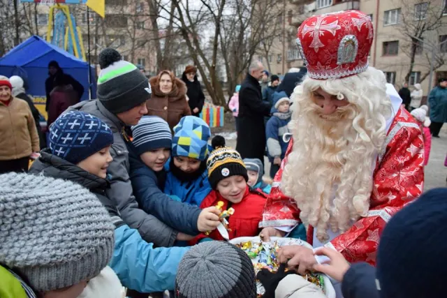 На вулиці Бандери відкрили новий дитячий майданчик — фото 4