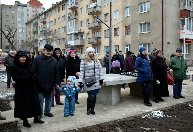 На вулиці Бандери відкрили новий дитячий майданчик — фото 5